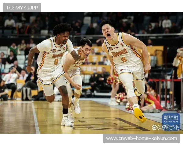 超级扣篮震碎篮板,全场观众尖叫 超级扣篮震碎篮板,全场观众尖叫